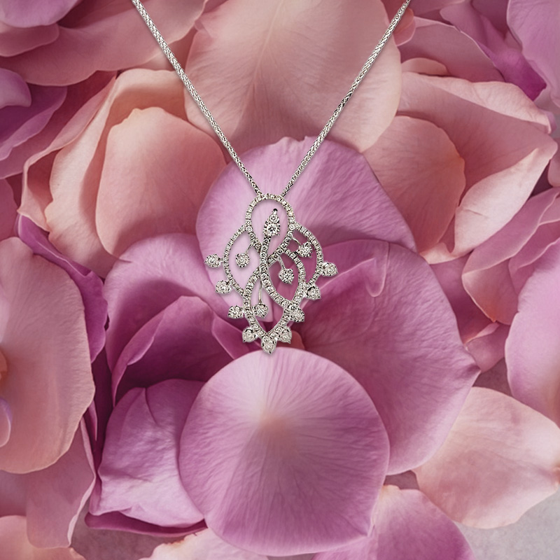 Elegant White Gold Pendant with Diamonds